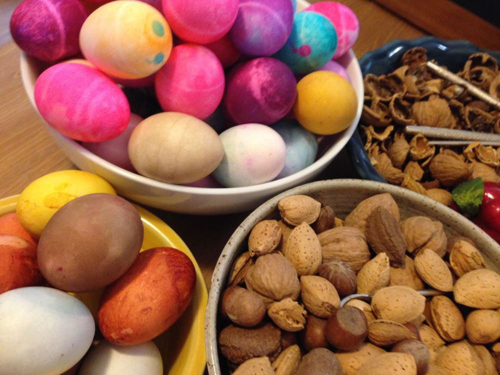 The nuts are left over from Christmas, so here we are in Easter, nuts and eggs, weeks later, the eggs have all been thrown out, did not eat the one, and the nuts are still there, patiently waiting, colored eggs and nuts in bowls, the decorative display
