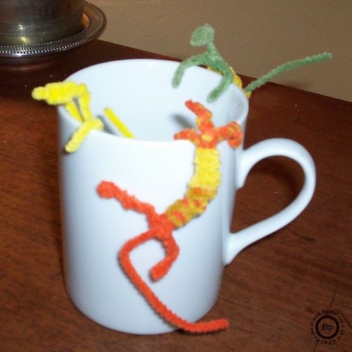 Pipecleaner figurines of lizards, also known as LeeZards