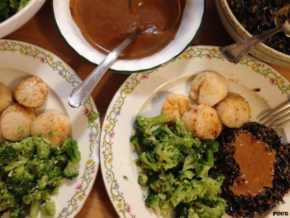 I have scallops before this year, the broccoli came with plenty of parmesian which is nice, and that is a bowl of brown gravy, but it is the tender scallops that steal the show