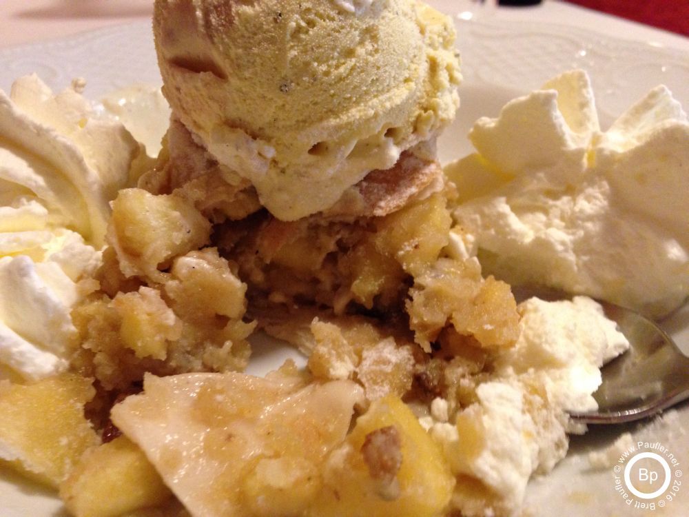 apple strudel mit ice cream