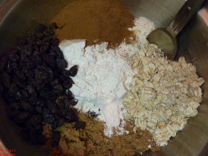 all the ingredients in a bowl, lets see if I can remember and or identify them, sugar, gots to be sugar, cinamon, oatmeal, raisins, lots of cinnamon, in fact, if there is a secret to cinnamon raison oatmeal cookies, its the cinnamon, lots of cinnamon