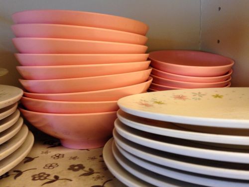 melamine dishes, I was surprised these were left, sort of indicates what was taken, how much room used up in the cars, I am pretty sure these were mentally spoken for, but, you know, perhaps knowing no one else would be interested, so no rush, I never liked them myself, which is not true, I believe they are the dishes we grew up with, but when going over, I would opt for the blue glass bowls instead, though, these are the plates we would use for hamburgers and such